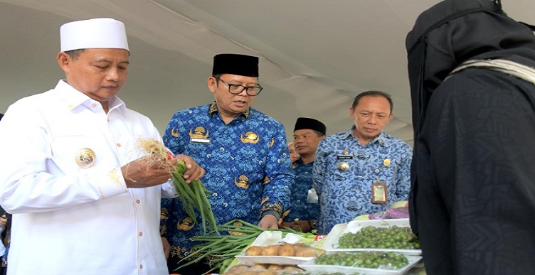 Pemdaprov Jabar melalui Dinas Koperasi dan Usaha Kecil Diskuk Jabar menggelar Bazar Ramadan dan Bakti Sosial 2023. Bazar Ramadan dan Baksos dilakukan untuk memenuhi kebutuhan dan meringankan beban masyarakat jelang Idul Fitri. Bazar Ramadan dan Baksos 2023 digelar mulai hari ini dibuka Wakil Gubernur Jawa Barat Uu Ruzhanul Ulum di halaman Kantor UPTD P3W Jabar Soekarno Hatta No 708, Kota Bandung, Senin (17/4/2023). "Kegiatan ini diharapkan bisa meringankan dan membahagiakan masyarakat," ujar Uu Ruzhanul Ulum. "Dengan bazar ini harga (sembako) lebih terjangkau. Dua efek domino selain meringankan dan membahagiakan, juga membantu pemerintah menekan harga bahan pokok. Mudah- mudahan kegiatan seperti ini terus berlanjut," harap Uu.