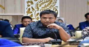 Tanpa terasa waktu bergulir kepemimpin Gubernur dan Wakil Gubernur Jawa Barat pasangan Rindu (Ridwan Kamli dan Uu Ruzhanul Ulum) akan berakhir pada 23 September 2023 mendatang. Pasangan Ridwan Kamil dan Uu Ruzhanul Ulum akan menyelesaikan tugasnya sebagai Gubernur dan Wakil Gubernur Jawa Barat.Namun masih ada janji politik yang belum teralisasi,apakah mungkin dengan sisa jabatan beberapa bulan lagi program yang di canagkan waktu kampaye dapat terwujud? Menyikapi hal tersebut DPRD Provinsi Jawa Barat mengingatkan ada sejumlah permasalahan yang masih harus diselesaikan oleh pasangan tersebut sebelum masa jabatannya berakhir.