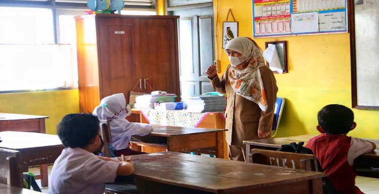 Implementasi Kurikulum Merdeka pada sekolah di Kota Bandung menunjukkan tren positif. Hal tersebut tercermin dari data progress program merdeka belajar di Kota Bandung tahun 2023. Dalam data tersebut, dilaporkan 677 sekolah di Kota Bandung telah mengimplemantasikan Kurikulum Merdeka pada 2023. Jumlah tersebut terdiri dari 47 Taman Kanak-kanak (TK), 442 Sekolah Dasar (SD), dan 188 Sekolah Menengah Pertama (SMP). Selain itu, ada 69 sekolah yang telah menjalankan Program Sekolah Penggerak (PSP), yang terdiri dari 27 TK, 31 SD, dan 11 SMP. Sementara itu Platform Merdeka Mengajar (PMM) di Kota Bandung menunjukkan angka lulus topik sebanyak 292 dari akumulasi 136 SD, 88 SMP, 11 SMK, 21 SMA, 27 PAUD, dan 6 PKBM.