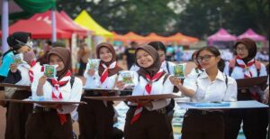 Pemerintah Kota (Pemkot) Bandung terus berupaya mendorong warganya untuk menerapkan makanan Beragam Bergizi Seimbang dan Aman (B2SA). Untuk itu, Pemkot Bandung menggelar Festival Mabar (Makan Benar) B2SA di Lapangan Saparua, Senin 29 Mei 2023. Kegiatan ini bertujuan untuk menstimulan kreativitas warga dalam memanfaatkan pangan. Acara ini dihadiri oleh 650 anak usia sekolah di Kota Bandung. "Kegiatan Mabar ini sejalan dengan visi misi Kota Bandung, yaitu meningkatkan SDM (Sumber Daya Manusia) yang berdaya saing. Tentunya kualitas SDM harus ada pola asupan makanan yang seimbang," beber Plh Wali Kota Bandung, Ema Sumarna.