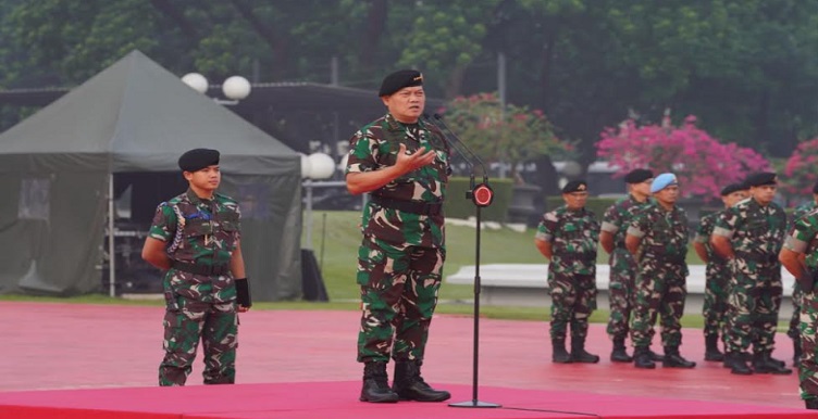 Para Prajurit dan PNS TNI jangan terpancing dengan isu-isu negatif yang dimunculkan kembali untuk memberikan provokasi pada TNI supaya bentrok dengan Polri. Ingat, bahwa kekuatan negara, persatuan kesatuan negara diperkuat oleh TNI-Polri. Kuncinya pada TNI-Polri. Kalau TNI-Polri sudah di pecah-pecah akan menjadi ancaman kita bersama dan awal dari kehancuran. Negara yang kuat karena TNI-Polri yang kuat. Hal tersebut disampaikan Panglima TNI Laksamana TNI Yudo Margono S.E., M.M., dalam arahannya saat memimpin Apel Khusus dalam rangka Halal Bihalal Tahun 2023 yang diikuti prajurit TNI mulai dari Pati, Pamen, Bintara dan dan Tamtama serta seluruh PNS Mabes TNI bertempat di Plaza Mabes TNI, Cilangkap, Jakarta Timur, Selasa (2/5/2023). Panglima TNI menjelaskan bahwa TNI diciptakan untuk rakyat dan untuk membela rakyat. Tugas TNI adalah menjaga kedaulatan, keutuhan NKRI, melindungi segenap bangsa dan seluruh tumpah darah. Jangan terpancing dengan provokasi-provokasi di medsos yang membuat emosi pribadi ke hal-hal yang sifatnya pribadi/individu.