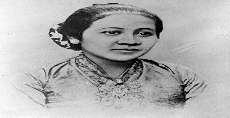 Setiap 21 April bangsa Indonesia memperingatinya sebagai Hari Kartini. Kartini merupakan pahlawan Nasional Indonesia yang menjadi pelopor kesetaraan kaum laki-laki dan perempuan. Berkat perjuangan R.A Kartini, kini perempuan Indonesia di era Revolusi Industri 4.0 mempunyai hak dan kesempatan yang sama seperti lelaki, untuk dapat bersekolah, bekerja, berkarya, serta berkontribusi untuk kemajuan bangsa. Kini perempuan dapat dengan bebas mengekspresikan diri, mewujudkan mimpi, mengutarakan ide, serta menyalurkan bakat yang bermanfaat bagi sekitarnya.