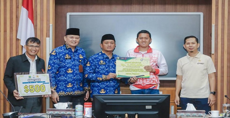 Pemerintah Kota (Pemkot) memberikan uang saku kepada atlet Kota Bandung yang akan berlaga pada SEA Games 2023 Kamboja dan Special Olympic World Summer Games (SOWG). Uang saku diberikan secara simbolis oleh Pelaksana Harian (Plh) Wali Kota Bandung, Ema Sumarna saat pelepasan atlet kota Bandung yang akan berjuang membela Merah Putih pada kejuaraan SEA Games Kamboja dan Special Olympic World Summer Games (SOWG) Tahun 2023 di Balai Kota Bandung, Selasa 2 Mei 2023. Para atlet, pelatih dan ofisial SEA Games mendapatkan uang saku sebesar 500 dolar Amerika. Sedangkan atlet yang bertanding di SOWG mendapatkan uang saku Rp2.500.000.