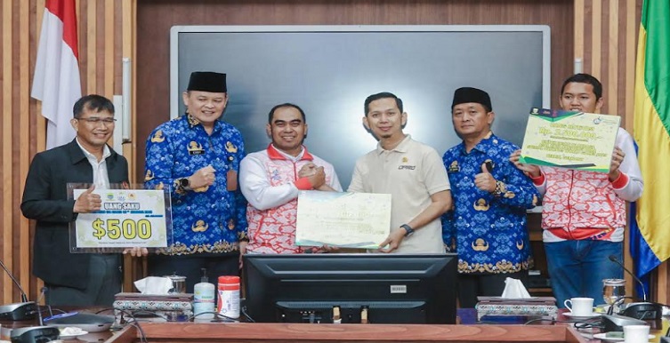 Plh Wali Kota Bandung, Ema Sumarna meminta Komite Olahraga Nasional Indonesia (KONI) Kota Bandung untuk terus mengembangkan dan membina pada atlet sehingga mendapatkan prestasi yang maksimal. "Apapun juga harus dievaluasi. KONI itu olahraga prestasi bukan ajang memberikan pengalaman. Pengalaman artinya ukurannya prestasi jadi kalau sudah kumulatif prestasi juara umum di setiap ajang," kata Ema di Balai Kota Bandung usai melepas kontingen atlet Kota Bandung yang berlaga di SEA Games Kamboja, Selasa 2 Mei 2023. Prestasi olahraga Kota Bandung pada beberapa tahun terakhir sangat fluktuatif. Kendati demikian, Kota Bandung tetap menjadi penyuplai atlet berprestasi tingkat nasional maupun internasional.