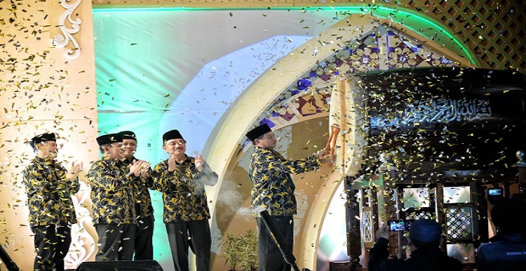 Plh. Gubernur Jawa Barat Uu Ruzhanul Ulum rmembuka Seleksi Tilawatil Qur'an dan Hadist XVIII Tingkat Provinsi Jawa Barat Tahun 2023 di Plaza Pusdai Jabar, Kota Bandung, Minggu (7/5/2023). Uu Ruzhanul menuturkan, kegiatan keagamaan di Provinsi Jabar semakin diminati masyarakat baik yang bersifat seremonial maupun pendidikan. Hal tersebut dibuktikan dengan banyaknya lembaga pendidikan seperti pesantren yang terus berkembang menjadi lebih baik. “Ini menunjukkan bahwa masyarakat Jabar keimanan dan ketakwaannya meningkat, begitu pula dengan amaliah, insyaallah meningkat,” kata Uu.