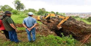 Pemerintah Kota (Pemkot) Bandung mengaktivasi kembali eks-TPA Cicabe sebagai langkah darurat penanganan sampah di Kota Bandung. Plh Wali Kota Bandung Ema Sumarna menyampaikan, sudah sekitar 500-600 ton sampah digeser ke sana. "Ini langkah darurat kami mereaktivasi eks TPA Cicabe. Sehingga saat ini alhamdulilah sudah sekitar 500-600 ton sampah geser ke sana. Sambil menunggu Pemprov Jawa Barat merealisasikan penanganan sampah di Legok Nangka," ujar Ema, Rabu 3 Mei 2023. Menurut Ema, sampah merupakan masalah yang dialami hampir seluruh wilayah Indonesia, termasuk Kota Bandung. Rata-rata masyarakat Kota Bandung menghasilkan 1.500 ton per hari dan hanya mengandalkan penanganan regional di TPA Sarimukti.