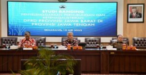 Pimpinan dan Anggota Pansus III DPRD Jabar melaksanakan Studi Banding ke Provinsi Jawa Tengah terkait dengan Penyelenggaraan Perhubungan dan Ketenagalistrikan, yang bertempat di Kantor Gubernur Jawa Tengah di Semarang, Rabu (10/05/2023). Dalam kunjungan tersebut, rombongan Pansus III DPRD Jabar mendapat kesempatan untuk berdiskusi dengan Gubernur Jawa Tengah dan jajaran pejabat terkait di lingkungan Pemkab Semarang, termasuk Dinas Perhubungan dan Energi Sumber Daya Mineral Ketenagalistrikan. Wakil Ketua Pansus III DPRD Jabar H. M. Achdar Sudrajat, S.Sos., mengatakan dipilihnya Jawa Tengah sebagai lokasi Studi Banding karena Jateng mampu mengembangkan dan memanfaatkan gas rawa sebagai sumber energi alternatif baru oleh masyarakat sekaligus mewujudkan kemandirian energi desa di wilayah Jawa Tengah dan sekitarnya.