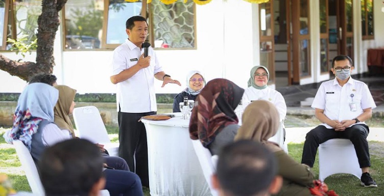 Wakil Pimpinan Perum Bulog Cabang Bandung Periode 2020-2023, Imas Iin Lasmawati menyampaikan, Bulog Cabang Bandung berhasil memperoleh Rp13 miliar dalam empat bulan sejak Januari-April 2023. Capaian ini menjadi omzet terbesar untuk wilayah Jawa Barat. "Saat Lebaran kemarin yang super sibuk, Alhamdulillah menghasilkan juga," ujar Iin dalam acara pisah sambut di kantor Bulog Cabang Bandung, Rabu 3 Mei 2023. Ia menjelaskan, omzet tersebut berasal dari hasil penjualan beras dan bahan pokok lain, seperti minyak, gula, terigu, dan daging. Sementara itu, Plh Wali Kota Bandung Ema Sumarna menanggapi kinerja Bulog sebagai mitra strategis Pemerintah Kota Bandung, terutama dalam mengakomodasi kebutuhan pokok masyarakat.