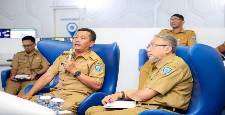 Operasional Tempat Pembuangan Akhir (TPA) Sarimukti mulai kembali normal. Hal ini menjadi angin segar bagi Kota Bandung untuk membuang sampah ke lokasi tersebut. Jika hal tersebut semakin membaik, maka TPA darurat Cicabe akan kembali ditutup oleh Pemkot Bandung. "Kalau terjadi, komitmen kita Cicabe dihentikan, kembali ke Sarimukti," kata Plh Wali Kota Bandung, Ema Sumarna usai melaksanakan rapat bersama PUPR secara online, di Balai Kota Bandung, Selasa 16 Mei 2023. "Alhamdulilah Sarimukti membaik, ada peluang untuk Pemkot Bandung kembali melakukan ritasi 210 kali. Artinya 1.200 ton sampah ini ada potensi peluang bisa kembali ke TPA," imbuhnya.