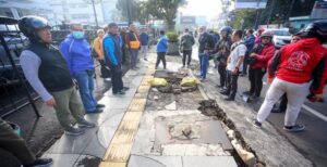 Pemerintah Kota (Pemkot) Bandung menargetkan pemindahan kabel udara atau ducting di ruas Jalan L.L.R.E Martadinata (Jalan Riau) hingga perempatan Jalan Banda selesai pada akhir Mei. Hal itu disampaikan Pelaksana Harian Wali Kota Bandung Ema Sumarna. Ia menyebut saat ini ducting di kawasan tersebut masih berproses. “Dalam seminggu ke depan akan kami cek kembali. Karena selain pemindahan kabel, kami juga merapikan tiang-tiang yang sudah tidak terpakai agar aspek tata ruangnya menjadi optimal,” kata Ema, Jumat 5 Mei 2023.