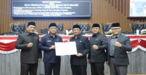 Wakil Ketua DPRD Kota Bandung, Kurnia Solihat menyampaikan 89 rekomendasi dari DPRD terhadap Laporan Keterangan Pertanggungjawaban (LKPJ) tahun anggaran 2022 Pemerintah Kota (Pemkot) Bandung. "Pengukuran kinerja berfokus pada aspek keuangan dan capaian program. Tapi untuk melihat dampak dan kesejahteraan serta kepuasan masyarakat perlu dipertimbangkan cara pengukuran kinerja yang lebih menyentuh atau holistik," ujar Kurnia dalam rapat paripurna DPRD Kota Bandung, Jumat 19 Mei 2023. Sebanyak 89 rekomendasi tersebut terdiri dari 28 rekomendasi urusan wajib layanan dasar yang meliputi bidang pendidikan, kesehatan, pekerjaan umum dan penataan ruang, perumahan dan kawasan pemukiman, trantibum, dan sosial.