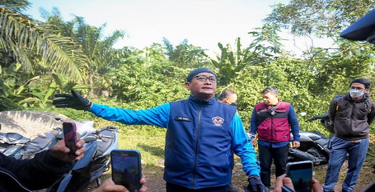 Pemerintah Kota (Pemkot) Bandung menjamin operasional Tempat Pembuangan Sampah Akhir (TPA) Cicabe hanya diberlakukan sementara sampai menunggu normalisasi akses TPA Sarimukti. Hal itu ditegaskan Pelaksana Harian Wali Kota Bandung Ema Sumarna saat meninjau TPA Cicabe, Jumat 5 Mei 2023. “Kalau TPA Sarimukti sudah normal sepekan atau dua pekan ke depan, kita kembali ke sana,” ucapnya.