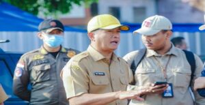 Pelaksana Harian Wali Kota Bandung Ema Sumarna menyatakan, penanganan sampah di Kota Bandung terus berproses. Saat ini terjadi peningkatan ritase pengangkutan sampah ke TPA Sarimukti sebagai salah satu titik cerah penanganan sampah di Kota Bandung. Selain itu, sejumlah upaya mulai dari substitusi TPS hingga edukasi masyarakat terus pun terus digulirkan. “Kami terima informasi saat ini ritasinya sudah 168 dari normalnya 220. Kalau beberapa waktu lalu sempat drop sampai 50 persen, mungkin 100 ritasi,” ujar Ema saat meninjau tempat pembuangan sampah sementara (TPS) di Cicendo, Selasa 16 Mei 2023.