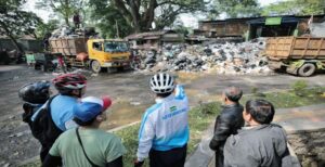 Pemerintah Kota (Pemkot) Bandung terus berupaya menangani permasalahan sampah pasca Idulfitri. Salah satu kendalanya yaitu operasional di Tempat Pembuangan Akhir (TPA) Sarimukti yang menyebabkan penumpukan di 55 Tempat Pembuangan Sementara (TPS) sampah di Kota Bandung. Pelaksana Harian Wali Kota Bandung Ema Sumarna menyebut, sejumlah upaya sedang dilakukan, antara lain dengan menyiapkan TPA darurat untuk menangani sementara permasalahan sampah serta pola subtitusi TPS overload di sejumlah titik. “Kita upayakan sementara, beberapa lahan milik Pemkot Bandung seperti di Cicabe untuk menampung sementara. Kita juga lakukan pola substitusi di TPS yang overload. Misal dari TPS Cibeunying ke Babakan Siliwangi, begitu TPA sudah memungkinkan, kita angkut ke TPA. Sementara begitu polanya," ucap Ema di sela-sela meninjau sejumlah wilayah di Kota Bandung, Jumat, 28 April 2023.