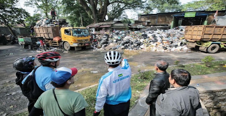 Pemerintah Kota (Pemkot) Bandung terus berupaya menangani permasalahan sampah pasca Idulfitri. Salah satu kendalanya yaitu operasional di Tempat Pembuangan Akhir (TPA) Sarimukti yang menyebabkan penumpukan di 55 Tempat Pembuangan Sementara (TPS) sampah di Kota Bandung. Pelaksana Harian Wali Kota Bandung Ema Sumarna menyebut, sejumlah upaya sedang dilakukan, antara lain dengan menyiapkan TPA darurat untuk menangani sementara permasalahan sampah serta pola subtitusi TPS overload di sejumlah titik. “Kita upayakan sementara, beberapa lahan milik Pemkot Bandung seperti di Cicabe untuk menampung sementara. Kita juga lakukan pola substitusi di TPS yang overload. Misal dari TPS Cibeunying ke Babakan Siliwangi, begitu TPA sudah memungkinkan, kita angkut ke TPA. Sementara begitu polanya," ucap Ema di sela-sela meninjau sejumlah wilayah di Kota Bandung, Jumat, 28 April 2023.