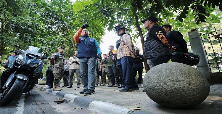 Pemerintah Kota (Pemkot) Bandung akan mengkaji pembuatan median jalan di sepanjang Jalan Surapati-Cicaheum (Suci). Hal tersebut guna menertibkan para pengemudi yang serobotan mengambil jalur lain sehingga kemacetan pun kerap terjadi. "Lakukan analisa kajian oleh Dishub, lebih bagus dibuatkan median permanen. Saya minta kepada Kadishub untuk membuat median-median jalan. Ini bisa memaksa orang menjadi tertib berlalu lintas," ujar Plh Wali Kota Bandung Ema Sumarna, Jumat 12 Mei 2023. Tak hanya itu, median jalan pun berfungsi untuk menertibkan parkir liar yang terjadi di sepanjang Jalan Surapati depan Kampus Itenas.