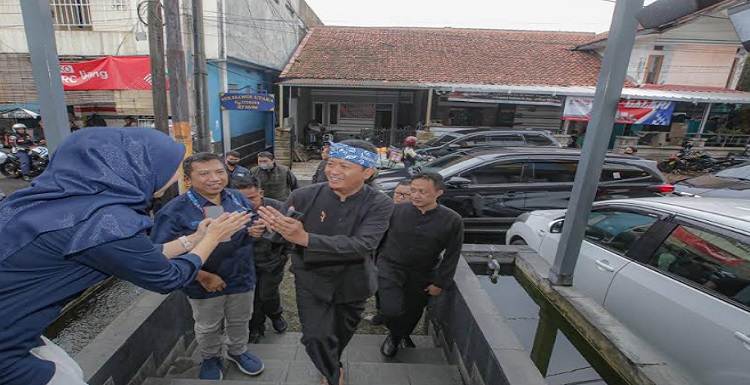 Media merupakan salah satu pilar strategis dalam upaya menjalankan tugas, khususnya untuk meningkatkan pelayanan publik. Berbagai permasalahan yang dihadapi Kota Bandung semakin kompleks. Untuk itu, rumus untuk bisa dilakukan yakni melakukan kolaborasi dan juga sinergi, terutama dalam hal penyampaian aspirasi dan penyebaran luasan informasi kepada masyarakat. Hal tersebut diungkapkan Pelaksana Harian Wali Kota Bandung, Ema Sumarna saat berkunjung ke Tribun Jabar, Kamis 4 Mei 2023.