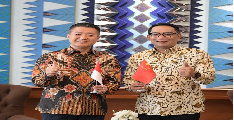 Gubernur Jawa Barat Ridwan Kamil menerima Duta Besar China untuk Indonesia, Lu Kang, dalam sebuah kunjungan kerja di Ruang Tamu Gubernur, Gedung Sate Bandung, Jumat (26/5/2023). Pada pertemuan tersebut, Gubernur Ridwan Kamil mengutarakan keinginannya untuk memperpanjang program 'Sister Province.' dengan beberapa provinsi di China. Sejak 2017 Jabar telah menjalin kerja sama Sister Province dengan empat provinsi yaitu Guangxi Zhuang, Chongqing, Sichuan, dan Heilongjiang.