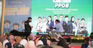 Penerimaan Peserta Didik Baru Tahun 2023 di Jawa Barat untuk jenjang SMA, SMK dan SLB Tahap I, dibuka pada tanggal 6-10 Juni 2023 dan dilanjutkan Tahap II pada 26-30 Juni. "Kick off" PPDB 2023 Jabar diresmikan langsung oleh Gubernur Jabar Ridwan Kamil di SMK Negeri 4 Padalarang,Kabupaten Bandung Barat, Selasa (16/5/2023). Kang Emil, sapaan akrab Ridwan Kamil menuturkan, PPDB 2023 merupakan penyempurnaan dari PPDB 2022.