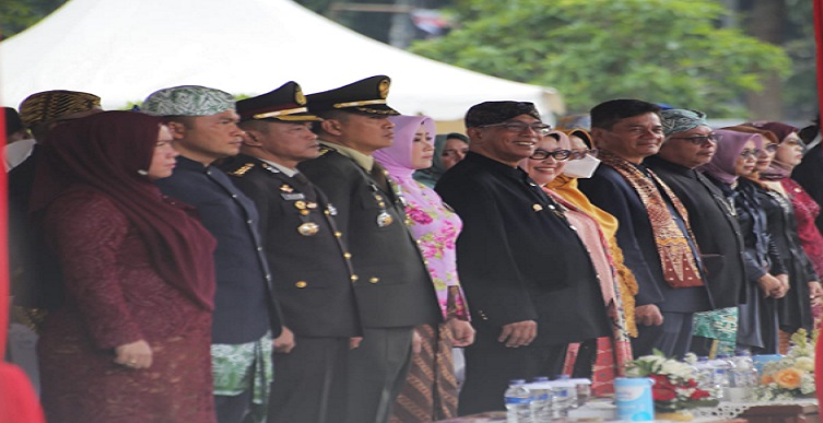 Wakil Ketua Komisi V DPRD Jawa Barat Ir. H. Abdul Hadi Wijaya, M.Sc turut hadir dalam upacara Hari Pendidikan Nasional (Hardiknas) 2023 di Lapangan Gasibu, Kota Bandung, Selasa (2/5/2023). Menurut Abdul Hadi Wijaya, Hardiknas 2023 menjadi momentum peningkatan pendidikan di Jabar. Meskipun pendidikan di Jabar sudah cukup baik, tetapi masih banyak pekerjaan rumah atau hal yang harus ditingkatkan. “Pendidikan di Jabar alhamdulilah banyak prestasinya, tetapi masih banyak pekerjaan rumah-nya,” tutur Abdul Hadi Wijaya usai upacara Hardiknas 2023 di Lapangan Gasibu, Bandung, Selasa (2/5/2023).