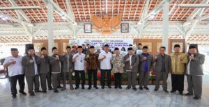 Pemerintah Kota (Pemkot) Bandung memberikan kadeudeuh bagi kafilah Seleksi Tilawatil Quran dan Hadist (STQH) ke-18 Jawa Barat di Pendopo, Rabu 24 Mei 2023. Sebelumnya, Kota Bandung meraih predikat juara umum pada ajang STQH ke-18 tingkat Jawa Barat. Acara ini diselenggarakan pada 7-13 Mei silam. Pemberian kadeudeuh secara simbolis diserahkan oleh Pelaksana Harian Wali Kota Bandung Ema Sumarna. Ia menyebut prestasi para kafilah merupakan sesuatu yang luar biasa dan patut diapresiasi.