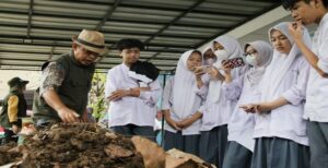 Tempat Pembuangan Akhir (TPA) Sarimukti Kabupaten Bandung Barat tidak akan beroperasi saat Hari Raya Idulfitri 1444 Hijriah ini. Dengan demikian, tidak ada pelayanan pengangkutan sampah dari TPS Kota Bandung ke TPA Sarimukti. Oleh karenanya, Dinas Lingkungan Hidup Kota Bandung mengimbau warga untuk bisa meminimalisir produksi sampah. Warga juga diminta untuk sementara tidak membuang sampah ke TPS, titik kumpul di pinggir jalan atau membuang sampah di sembarang tempat.