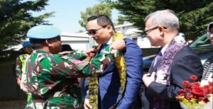 Kunjungan Delegasi Badan Kerja Sama Antar Parlemen (BKSAP) Dewan Perwakilan Rakyat (DPR) RI yang dipimpin oleh Putu Supadma Rudana, dengan dua anggota DPR RI lainya yaitu Dr. Fadli Zon dan Gilang Dhielafatarez, di dampingi oleh Dubes RI di Beirut Hajrianto Y. Thohari mengunjungi prajurit Kontingen Garuda yang bertugas di Lebanon. Kunjungan dipusatkan di Markas Satgas Batalyon Mekanis Kontingen Garuda XXIII-Q/UNIFIL (Indobatt) di UN Posn 7-1, Adshid al Qusayr, Lebanon Selatan, Minggu (14/05/2023). Komandan Kontingen Garuda Kolonel Inf Syafruddin sekaligus menjabat sebagai Dansatgas Indobatt XXIII-Q yang didampingi oleh Kolonel Arm Ezra Nathanael, S.Kom, M.M., M.Han, Komandan Satgas Force Headquarters Support Unit (FHQSU XXVI-O1) UNIFIL dan para Komandan Satgas Kontingen Garuda lainnya, menyambut kedatangan Dewan Perwakilan Rakyat (DPR) RI. Rangkaian kegiatan kunjungan diawali dengan pengalungan selendang oleh Kolonel Arm Ezra Nathanael (Dansatgas FHQSU) kepada Putu Supadma Rudana (Ketua Delegasi) dan kemudian foto bersama serta dilanjutkan dengan paparan singkat tentang keberadaan Kontingen Garuda di Unifil oleh Dankontingen Garuda.