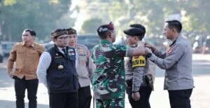 Menjaga Kota Bandung kondusif merupakan tanggung jawab seluruh pihak, tak hanya polisi tetapi juga warga. Untuk menyinergikan hal itu, Polri meluncurkan Polisi RW. Di Kota Bandung, Polisi RW telah diluncurkan pada Kamis 11 Mei 2023 lalu. Ada sebanayak 1.600 Polisi RW yang siap berkolaborasi menjaga keamanan dan ketertiban di Kota Bandung. Para Ketua RW di Kota Bandung menyambut positif hadirnya Polisi RW. "Tentunya kita apresiasi adanya Polisi RW di Kota Bandung ini. Membantu memudahkan kinerja RW dalam Kamtibnas," kata Ketua Forum RW Kota Bandung, Lily Maulana usai menghadiri peluncuran Polisi RW oleh Polda Jabar di Depan Gedung Sate Jalan Diponegoro, Selasa 15 Mei 2023.