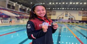 Oza Feby Mulyani (24) tidak menyangka dirinya akan mengukir prestasi gemilang dengan mengharumkan nama Indonesia di SEA Games 2023. Nama atlet cabang olahraga Finswimming asal Kota Bandung ini menjadi sorotan setelah memecahkan rekor 800 meter surface dengan kecepatan 3 menit 28 detik pada kejuaraan dunia 2022 di Thailand. “Itu capaian tercepat di Indonesia, setidaknya untuk saat ini,” katanya dalam wawancara di siniar Ngariung bersama Humas Kota Bandung.