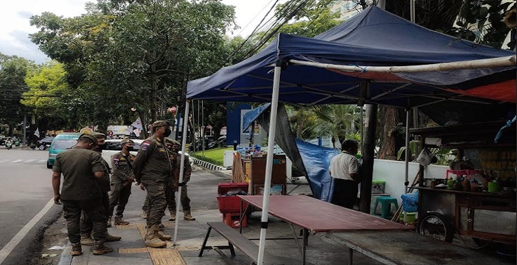 Pemerintah Kota (Pemkot) Bandung sempat melonggarkan para pedagang kaki lima (PKL) di sejumlah titik zona merah jelang malam Idulfitri 2023. Kini, seusai Lebaran, zona merah PKL kembali ditertibkan. Plh Wali Kota Bandung, Ema Sumarna meminta agar 75 persen personel Satpol terjun ke lapangan untuk menertibkan PKL dan reklame. "Kemarin kita keluarkan kebijakan pedagang boleh berdagang di titik merah agar menghindari bentrokan. Sekarang sudah usai Idulfitri, ya kembali lagi ke kondisi yang seharusnya bersih dari PKL sesuai Perda nomor 4 tahun 2011," ungkap Ema, Rabu 26 April 2023.