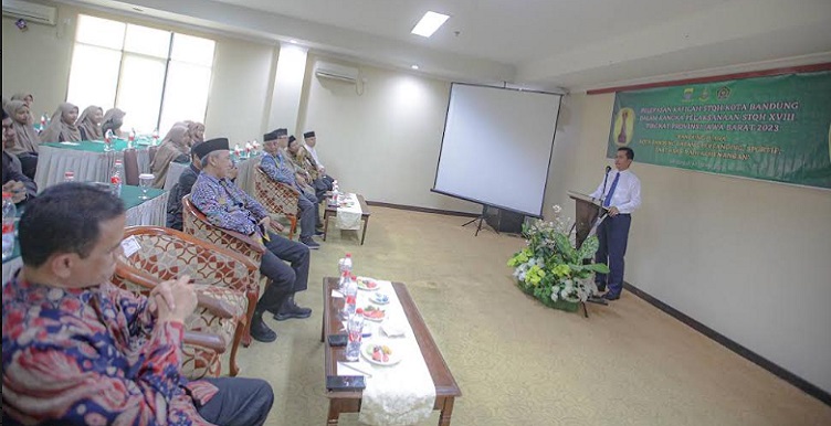 Sebanyak 22 kafilah Kota Bandung siap mengikuti Seleksi Tilawatil Quran dan Hadist (STQH) ke-18 Jawa Barat di Pusdai Kota Bandung, 7-13 Mei 2023. Targetnya, Kota Bandung meraih gelar juara umum. "Semoga kafilah Kota Bandung mendapatkan hasil terbaik dan bisa kembali merebut predikat juara umum," kata Plh Wali Kota Bandung, Ema Sumarna pada pelepasan Kafilah Kota Bandung STQH ke-18 tingkat Provinsi Jawa Barat, di Hotel Sari Ater Kamboti, Sabtu 6 Mei 2023. Ema berharap, Kota Bandung mendapatkan hasil yang terbaik. "Mental dan strategi, harus yakin. Kafilah Kota Bandung tahun ini harus lebih baik dari sebelumnya. Kita yakin punya potensi dan metode itu untuk menghadapi perlombaan nanti," tutur Ema.