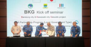 Pemerintah Kota (Pemkot) Bandung dan Kota Kawasaki, Jepang melakukan kerja sama dalam peningkatan Sumber Daya Manusia (SDM) pengolahan air limbah dan kualitas udara di Kota Bandung. Hal itu tertuang dalam penandatanganan Implementation Agreement (AI) antara Biro Pengelolaan Air Kawasaki, Perumda PDAM Tirtawening, Dinas Sumber Daya Air dan Bina Marga (DSDABM), Dinas Perumahan dan Kawasan Permukiman (DPKP) dan Dinas Lingkungan Hidup (DLH) dan disaksikan langsung oleh Plh Wali Kota Bandung, Ema Sumarna saat Kick Off dan Seminar Bandung City & Kawasaki City Gesuidou Project di Hotel Holiday Inn Pasteur Bandung, Rabu 17 Mei 2023. Chief Management Officer Biro Pengelolaan Air Kota Kawasaki, Osawa Taro mengatakan, kerja sama ini dalam rangka pelatihan SDM untuk pengelolaan air limbah yang nanti bisa disosialisasikan kepada masyarakat.