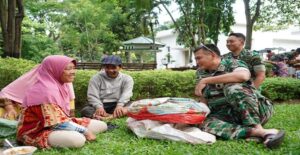 BANDUNG.LENTERAJABAR.COM, - Tak ada jarak antara seorang Jenderal dengan masyarakat sekitar, Pangdam III/Siliwangi Mayjen TNI Kunto Arief Wibowo mengundang secara langsung para pemulung di wilayah Kota Bandung untuk makan bersama seusai Sholat Jum’at di Taman Pule Jl. Aceh No. 69, Kota Bandung, Jawa Barat, Jum’at (26/05/2023). Jum’at berkah oleh Pangdam III/Slw dalam menutup akhir pekannya di bulan Mei 2023 untuk silaturahmi dan berempati dengan masyarakat sekitar Kota Bandung tanpa memandang status sebagai poin penting bahwa TNI akan selalu berada dekat dengan masyarakat. Nampak Mayjen TNI Kunto turut bersenda gurau dan berbincang akrab dengan para pemulung dan manusia gerobak. Sesekali tawa lebar menghiasi suasana siang itu. Sungguh jadi pelajaran berharga bagi para prajurit Siliwangi yang melihat suasana itu.