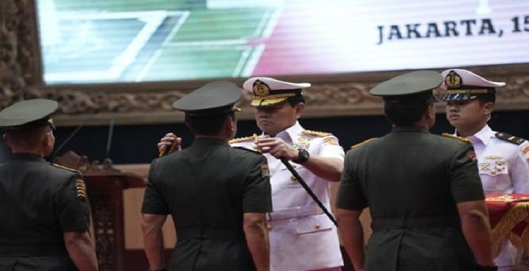 Selama TNI kuat negara tidak akan goyah. Kita harus bangga menjadi TNI, kita semuanya harus satukan tekad demi negara dan bangsa, yakin semua orang tahu bahwa kekuatan negara ada pada TNI, kalau pengen menggoyang negara, ingin menggoyang pemerintahan goyang dulu TNI. Hal tersebut ditegaskan oleh Panglima TNI Laksamana TNI Yudo Margono, S.E., M.M., usai memimpin acara serah terima jabatan yang dihadiri oleh pejabat utama Mabes TNI dan para pejabat yang melaksanakan serah terima jabatan, bertempat di Aula Gatot Soebroto, Mabes TNI Cilangkap, Jakarta Timur, Senin (15/5/2023). Panglima TNI mengatakan, kedepan tugas kita tidak akan semakin ringan, justru akan semakin berat, apalagi dengan menjelangnya tahun politik di 2024 yang mana gaungnya sekarang sudah mulai bergoyang. “Ini tentunya membutuhkan TNI yang kuat, TNI yang solit, TNI yang sinergis. Kita ada TNI Angkatan Darat, TNI Angkatan Laut dan TNI Angkatan Udara harus solit dan sinergis dulu,” imbuhnya.