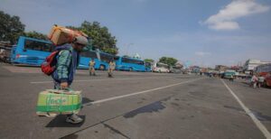 Plh Wali Kota Bandung, Ema Sumarna menyebut selama arus mudik dan balik di Kota Bandung berjalan aman dan kondusif. "Alhamdulillah di Kota Bandung tidak hal hal yang berimplikasi negatif. Semuanya kondusif dan berjalan baik serta dalam keadaan situasi yang aman terkendali," kata Ema di Balai Kota Bandung, Selasa 2 Mei 2023. Ema mengaku, selama arus mudik dan balik pihaknya terus melakukan komunikasi dan monitoring bersama jajaran Forum Komunikasi Pimpinan Daerah (Forkopimda) Kota Bandung. "Kami pun selalu memantau dan berkomunikasi dengan para pimpinan di Forkopimda dan alhamdulillah semuanya berjalan lancar dan kita harapkan selamanya seperti itu," ujarnya.