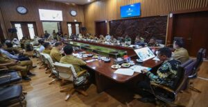 Berbagai isu strategis dan permasalahan di Kota Bandung tidak bisa hanya diselesaikan Pemerintah Kota (Pemkot) Bandung, tetapi perlu adanya kolaborasi dari berbagai stakeholder. Isu strategis tersebut meliputi masalah sampah, penataan Pedagang Kaki Lima (PKL), pelaksanaan Car Free Day (CFD), vandalisme dan penanganan banjir. Untuk itu Pemerintah Kota (Pemkot) Bandung bersama Forum Komunikasi Pimpinan Daerah (Forkopimda) menggelar rapat koordinasi Forkopimda di Balai Kota Bandung, Senin 23 Mei 2023.