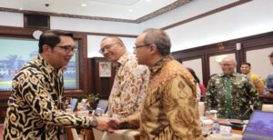 Gubernur Jawa Barat Ridwan Kamil berpesan kepada calon Duta Besar Indonesia dan Konsul Jenderal untuk mengenalkan potensi unggulan yang dimiliki Provinsi Jawa Barat. Hal itu dikemukakan Ridwan Kamil saat menerima 13 Calon Duta Besar Luar Biasa Berkuasa Penuh dan 7 Calon Konsul Jenderal terkait potensi ekonomi dan perdagangan Provinsi Jawa Barat di Gedung Sate, Kota Bandung, Senin (15/5/2023). Gubernur Ridwan Kamil berharap melalui pertemuan ini dapat membantu sebagai jembatan dalam mempromosikan Jabar ke seluruh belahan dunia.