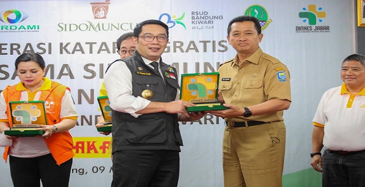 RSUD Bandung Kiwari bekerja sama dengan Sido Muncul, Perdami, dan Dinkes Jabar menggelar operasi katarak gratis, Minggu 7 Mei 2023. Direktur PT. Sidomuncul, Irwan Hidayat menyampaikan, sebanyak 105 orang telah dioperasi. "Tahun ini target kami 12.000 orang yang dioperasi katarak," kata Irwan di RSUD Bandung Kiwari, Selasa 9 Mei 2023. Salah satu pasien, Erni menceritakan perasaannya setelah bebas dari katarak yang diidapnya sejak 2018. "Setelah dioperasi, mata saya masih belum terlalu terang. Dua-duanya katarak, tapi yang paling parah itu mata kanan," jelas Erni.