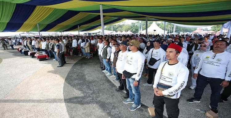 Pemerintah Kota (Pemkot) Bandung mewacanakan menaikan insentif RT dan RW. Hal itu segera diajukan untuk dibahas di forum rapat Badan Anggaran (Banggar) di DPRD Kota Bandung. Hal itu sampaikan Plh Wali Kota Bandung, Ema Sumarna usai menghadiri kegiatan Silaturahmi Forum RT dan RW se-Kota Bandung di Lapangan Tegalega, Sabtu 20 Mei 2023. "Kami akan sampaikan di forum Banggar, karena hak anggaran itu bukan di kami (Pemkot). Kami hanya menyampaikan aspirasi. Nanti melalui OPD (Organisasi Perangkat Daerah) terkait, mudah-mudahan bisa di ajukan pada RAPBD tahun 2024 yang sebentar lagi akan kita susun," bebernya.