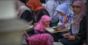 Aparatur sipil negara (ASN) dan karyawan BUMD Kota Bandung kembali tadarus bersama secara serentak, Rabu 31 Mei 2023. Dalam kajian kali ini, para ASN menadaburi nilai-nilai Alquran yang ada di dalam Pancasila. Kepala Dinas Sosial (Dinsos) Kota Bandung, Soni Bakhtiar menyampaikan, sebagai warga negara, umat Islam menyadari jika nilai-nilai yang mereka anut terintegrasi dalam bingkai Pancasila. "Umat Islam perlu memahami nilai-nilai luhur kandungan Alquran yang menjadi nilai-nilai Pancasila. Tadarus ini diperuntukkan kepada seluruh ASN dan karyawan BUMD di lingkungan Pemerintah Kota (Pemkot) Bandung sebagai sarana untuk mempelajari kandungan nilai-nilai Alquran,” jelas Soni.