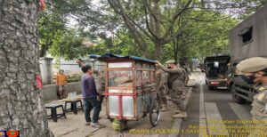 Sebanyak 19 Pedagang Kaki Lima (PKL) menjalani sidang di Pengadilan Negeri Bandung Kelas 1A Khusus, Jumat 12 Mei 2023. Mereka menjalani sidang tindak pidana ringan (Tipiring) pelanggaran Pasal 21 ayat (1) huruf f Jo. Pasal 55 Perda No. 9 Tahun 2019 tentang Ketentraman Ketertiban Umum di Kota Bandung. Para PKL terbukti berdagang dan menyimpan barang atau alat dagang di tempat terlarang (zona merah), Selasa, 2 Mei 2023 lalu. Kepala Seksi Penyidikan dan Penindakan Satuan Polisi Pamong Praja (Satpol PP) Kota Bandung, Mujahid Syuhada mengatakan, para pelanggar yang disidang tipiring merupakan hasil penertiban PKL yang berjualan di zona merah di Jalan Otista, Ciguriang dan Cilaki.