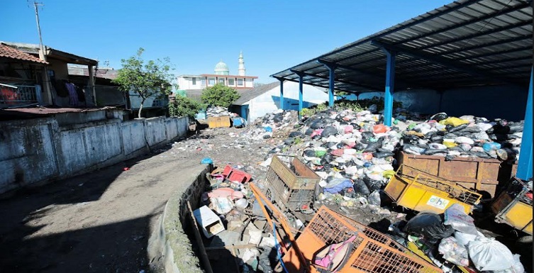 Penanganan sampah menjadi persoalan prioritas Pemerintah Kota (Pemkot). Terbukti dari 55 TPS yang sempat overload, kini sebanyak 25 TPS sudah normal kembali. Salah satunya di TPS Babakan Siliwangi. "Tadi saya lihat di Babakan Siliwangi itu sangat jauh lebih bagus, perubahannya sangat signifikan. Saya mengapresiasi kinerja DLHK, sampahnya sudah jauh berkurang karena Cicabe juga sudah mulai bisa operasional meski belum 100 persen," ungkap Plh Wali Kota Bandung Ema Sumarna seusai meninjau kawasan tersebut, Jumat 12 Mei 2023. Selain fokus pada penguraian sampah di berbagai TPS, Pemkot Bandung juga tengah memperbaiki infrastruktur jalan menuju TPA Darurat Cicabe.