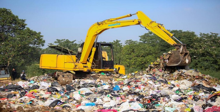 Pemerintah Kota (Pemkot) Bandung kembali menutup TPA darurat Cicabe. Hal itu seiring dengan kembali normalnya operasional TPA Sarimukti. "Cicabe tutup lagi. Karena penanganan di Sarimukti sudah normal lagi. Sudah bisa dilakukan 240-250 ritasi, artinya kondisi membaik," ujar Plh Wali Kota Bandung, Ema Sumarna di Balai Kota Bandung, Senin 22 Mei 2023. Ema mengakui, masih ada 9 tempat pembuangan sementara (TPS) yang masih kelebihan kapasitas. Sebelumnya, dari 135 TPS ada sebenyak 55 TPS yang kebebihan kapasitas.