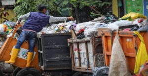 Penanganan sampah masih menjadi prioritas utama Pemkot Bandung. Data terbaru dari Dinas Lingkungan Hidup (DLH) Kota Bandung menyebut 25 dari 55 tempat pembuangan sampah sementara (TPS) yang sempat mengalami penumpukan sampah kini berangsur normal. Artinya, saat ini masih ada 30 TPS yang terus berproses untuk dinormalisasi. Upaya tersebut dilakukan sejalan dengan optimalisasi TPA sementara Cicabe dan juga koordinasi dengan Pemprov Jabar terkait operasional TPA Sarimukti. “Dari 55 TPS, 25 sudah dinormalisasi. Pengangkutan sampah reguler juga terus dilakukan,” ucap Kepala DLH Kota Bandung Dudi Prayudi, Kamis 11 Mei 2023.