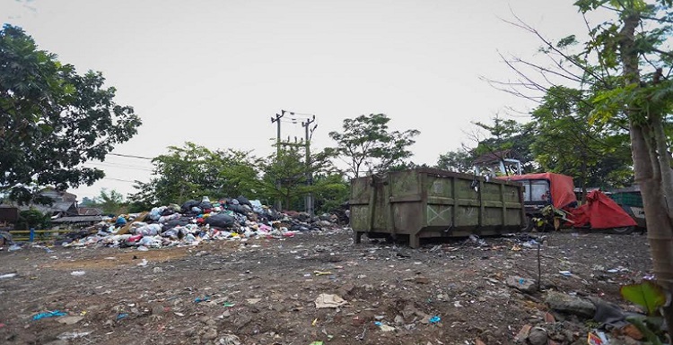 Sempat tertumpuk di TPS akibat terkendalanya TPA Sarimukti, kini sirkulasi sampah di TPS kembali normal. Dari 55 TPS yang mengalami overload, sebanyak 51 TPS telah kembali normal. "Penanganan sampah sudah sangat luar biasa dari DLH. Dari total 55 TPS yang sempat overload kini hanya tinggal 4 TPS, 51 TPS sudah terselesaikan," kata Pelaksana Harian Wali Kota Bandung, Ema Sumarna saat meninjau sejumlah TPS, Jumat 25 Mei 2023. "Masalah sampah ini makin hari semakin membaik sering dengan TPA Sarimukti yang sudah berjalan kembali mendekati normal dan ritasi juga sudah bisa maksimal," imbuhnya.