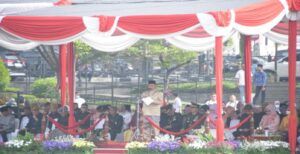 Plh. Gubernur Jawa Barat Uu Ruzhanul Ulum mengapresiasi program Merdeka Belajar dari Kementerian Pendidikan, Kebudayaan, Riset, dan Teknologi yang memberikan kebebasan pada insan pendidikan untuk berkreasi, berinovasi, dan berkolaborasi. Hal itu dikatakan Uu Ruzhanul saat memimpin Upacara Hari Pendidikan Nasional 2023 Tingkat Provinsi Jabar di Lapangan Gasibu, Kota Bandung, Selasa (2/5/2023). "Program Merdeka Belajar memberikan kemerdekaan dan kebebasan pada insan pendidikan untuk berkreasi, berinovasi, dan berkolaborasi," kata Uu Ruzhanul.