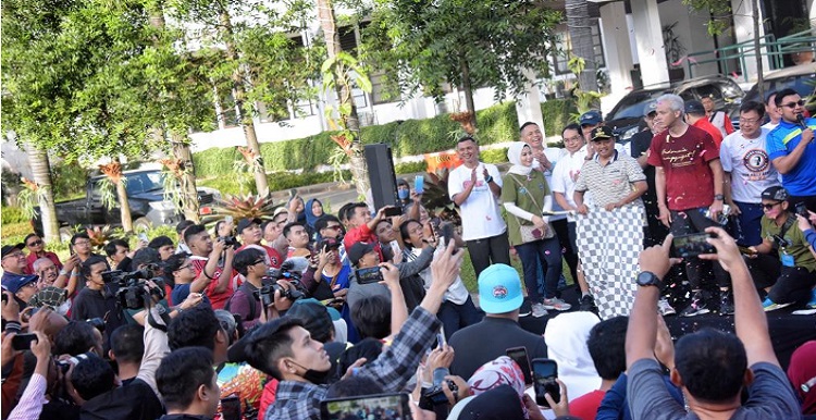 Wakil Gubernur Jawa Barat Uu Ruzhanul Ulum membuka Charity Walk & Run bertajuk "Semesta Mencegah Stunting" di halaman depan Gedung Sate, Kota Bandung, Minggu (14/5/2023). Wagub Uu Ruzhanul mengemukakan bahwa kegiatan yang dihelat Badan Kependudukan dan Keluarga Berencana Nasional (BKKBN) Kanwil Jabar sebagai ikhtiar menggelorakan pencegahan tengkes ( stunting ) kepada masyarakat. Lewat kegiatan olahraga Charity Walk & Run , kesadaran mencegah stunting diharapkan dapat menyentuh berbagai lapisan masyarakat karena pencegahan stunting tak cukup dengan penyuluhan atau kampanye saja.