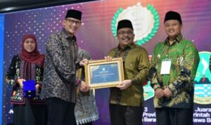 Wakil Gubernur Jawa Barat Uu Ruzhanul Ulum menghadiri Penyerahan Anugerah Adinata Syariah 2023 yang dihadiri oleh Wakil Presiden RI Ma'ruf Amin di The Tower BSI, Jakarta, Jumat (26/5/2023). Pemerintah Daerah Provinsi Jabar mendapatkan lima penghargaan dari 10 penghargaan yang diberikan pada Anugerah Adinata Syariah, yakni Kategori Pendidikan dan Pemberdayaan Ekonomi Pesantren Juara 1 dan Kategori Keuangan Sosial Syariah Juara 2. Tiga penghargaan lainnya yang diraih Kategori Zona Kuliner Halal Aman dan Sehat (KHAS) Juara 3, Kategori Industri Halal Juara 4, dan Kategori Keuangan Mikro Syariah Juara 5.