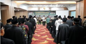 Plh. Gubernur Jawa Barat Uu Ruzhanul Ulum melantik 79 Dewan Hakim Seleksi Tilawatil Qur'an dan Hadis (STQH) Tingkat Provinsi Jabar Tahun 2023 di Hotel Nexa Mercure, Kota Bandung, Minggu (7/5/2023). Adapun pelantikan tersebut berdasarkan Surat Keputusan Ketua Umum Lembaga Pengembangan Tilawatil Qur'an (LPTQ) Provinsi Jawa Barat Nomor 05/Kep/LPTQ-Jabar/V/2023. Dalam sambutannya, Pak Uu --sapaan Uu Ruzhanul-- menuturkan bahwa Dewan Hakim STQH memiliki kelebihan dalam segi keilmuan yang mumpuni sebagai penilai dan teladan bagi para peserta. “Peran Dewan Hakim sangat menentukan dalam segala-galanya, termasuk kualitas peserta STQH pada hari ini. Dengan transparansi, akurat, akuntabel dan ketatnya penilaian, ini yang akan menjadi prestasi kita di tingkat nasional,” ucapnya.