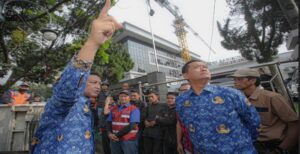 Pemerintah Kota (Pemkot) Bandung manargetkan penertiban kabel udara di sepanjang Jalan L.L.R.E Martadinata (Jalan Riau) hingga simpang Jalan Ahmad Yani tuntas tahun ini. "Kita targetkan tahun ini selesai," tegas Plh Wali Kota Bandung, Ema Sumarna. Hal itu disampaikan Ema saat meninjau pelaksanaan penurunan kabel udara di Jalan Riau tepatnya di depan Rumah Sakit Sariningsih, Selasa 2 Mei 2023.